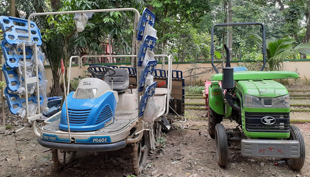 বদলগাছীতে যন্ত্রের সাহায্যে রোপণ মাড়াই